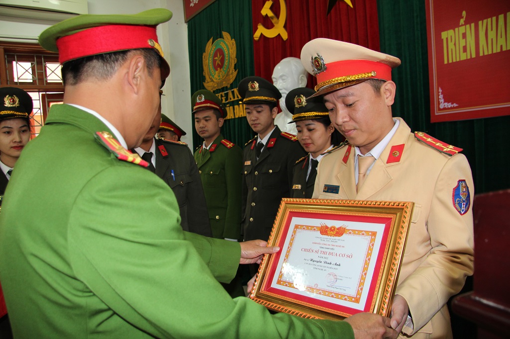 Trao thưởng cho các tập thể, cá nhân có thành tích xuất sắc trong năm 2022