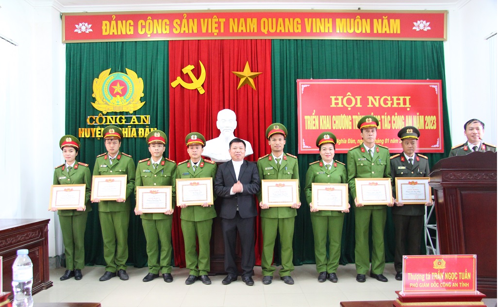 Trao thưởng cho các tập thể, cá nhân có thành tích xuất sắc trong năm 2022