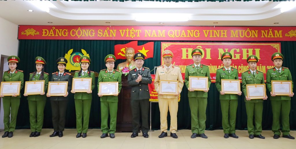 Trao thưởng các tập thể, cá nhân đạt thành tích xuất sắc trong năm 2022
