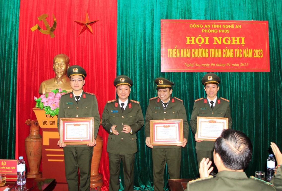 Đồng chí Thượng tá Trần Ngọc Tuấn - Phó Giám đốc Công an tỉnh trao danh hiệu thi đua cho các tập thể, cá nhân xuất sắc 
