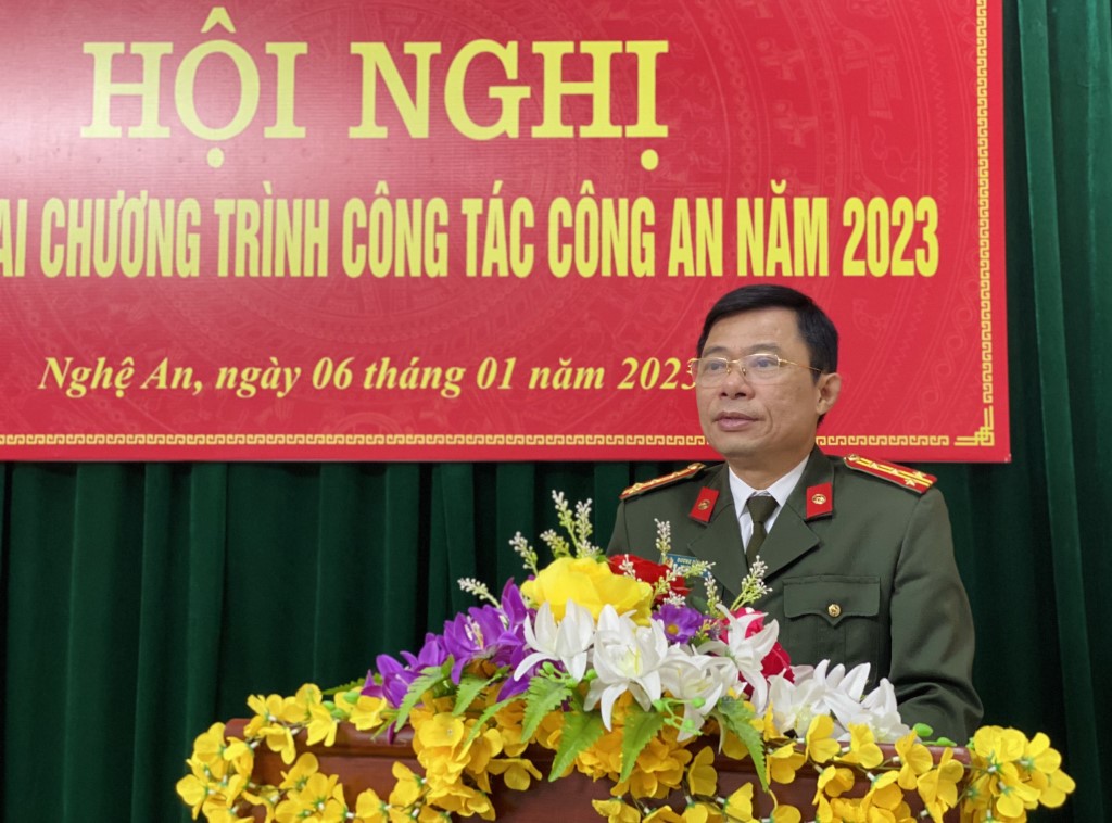 Đồng chí Đại tá Dương Đình Văn, Trưởng phòng An ninh chính trị nội bộ phát biểu tại Hội nghị