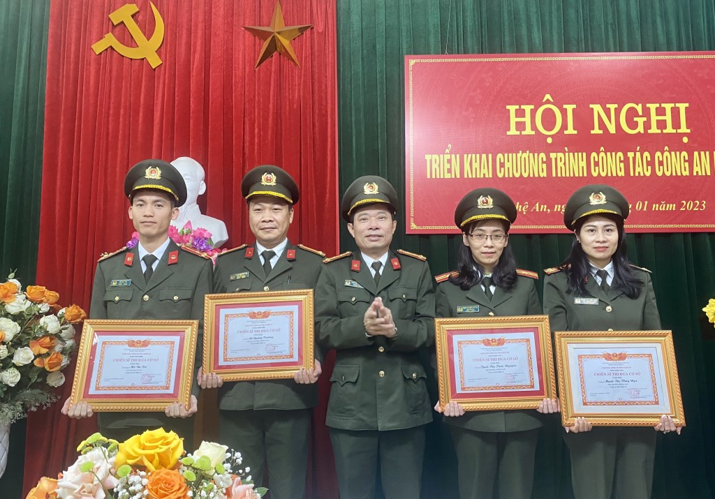 Trao thưởng các tập thể và cá nhân có thành tích xuất sắc trong năm 2022