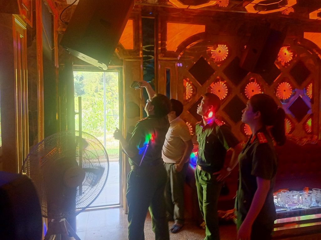 Công tác kiểm tra an toàn PCCC&CNCH tại các cơ sở kinh doanh dịch vụ karaoke được cơ quan chức năng tập trung tăng cường trong thời gian qua