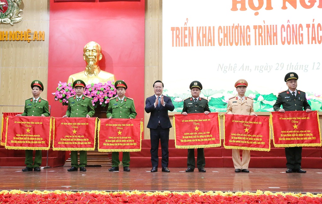 Tại Hội nghị triển khai công tác năm 2023 của Công an tỉnh, đồng chí Nguyễn Đức Trung - Phó Bí thư Tỉnh ủy, Chủ tịch UBND tỉnh trao Cờ thi đua của UBND tỉnh tặng Phòng Cảnh sát giao thông (thứ hai từ phải sang)