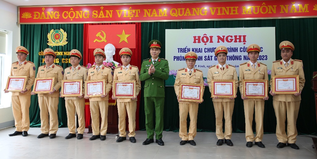 Đồng chí Đại tá Cao Minh Huyền, Phó Giám đốc Công an tỉnh trao thưởng các tập thể, cá nhân đạt thành tích xuất sắc trong công tác
