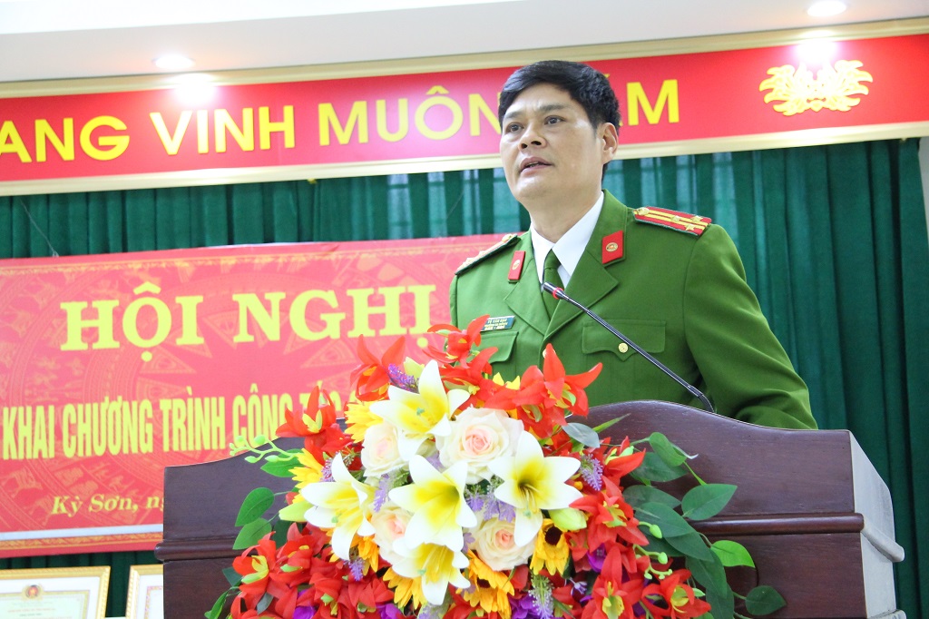 Đồng chí Thượng tá Tô Văn Hậu - Trưởng Công an huyện Kỳ Sơn phát biểu tại Hội nghị
