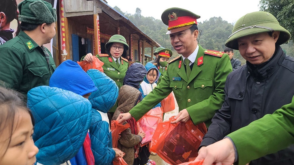 Lãnh đạo Phòng Cảnh sát điều tra tội phạm về ma túy tặng quà thầy và trò Trường Tiểu học Tri Lễ 4