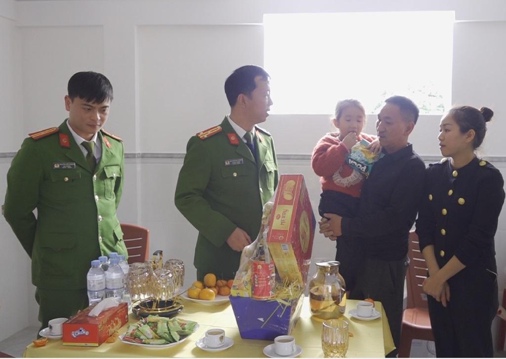 Thăm, chúc Tết và tặng quà gia đình Liệt sỹ Sầm Quốc Nghĩa