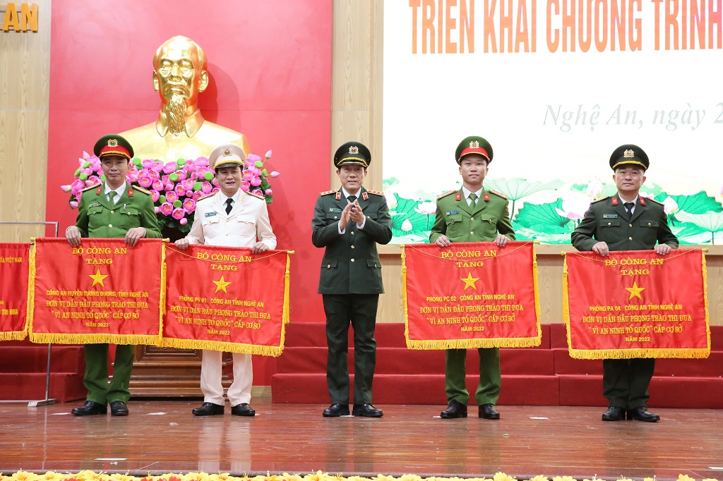 Đồng chí Thượng tá Phạm Ngọc Cảnh Trưởng Công an huyện Tương Dương (đứng thứ nhất từ trái qua) nhận cờ thi đua của Bộ Công an