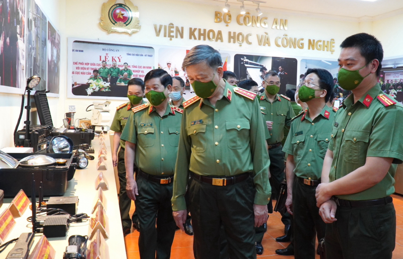  Bộ trưởng Tô Lâm cùng Đoàn công tác thăm quan gian trưng bày của Viện Khoa học và Công nghệ.