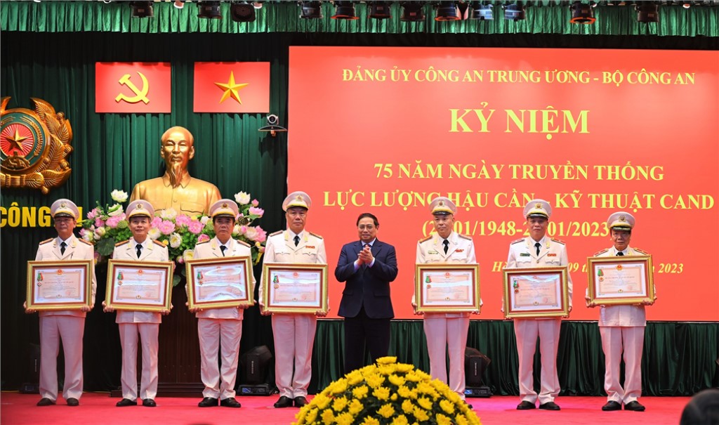 Thay mặt lãnh đạo Đảng, Nhà nước, Thủ tướng Chính phủ Phạm Minh Chính trao Huân chương Bảo vệ Tổ quốc hạng Nhì tặng các đồng chí nguyên lãnh đạo các Cục, Viện, Bệnh viện; trao Huân chương Bảo vệ Tổ quốc hạng Ba tặng các đồng chí nguyên lãnh đạo Bệnh viện, Cục thuộc khối HCKT.