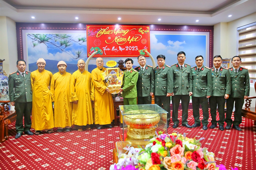 Hòa thượng Thích Thanh Nhiễu - Phó Chủ tịch Thường trực Hội đồng Trị sự Giáo hội Phật giáo Việt Nam, Trưởng Ban Trị sự Giáo hội Phật giáo Việt Nam tỉnh Nghệ An tặng quà, chúc Tết Công an tỉnh Nghệ An