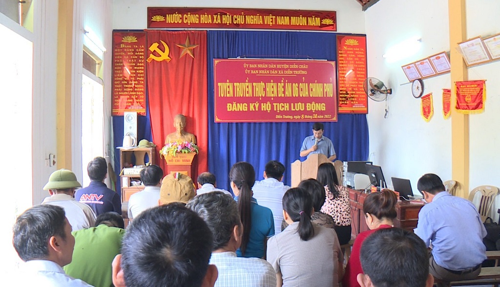 Sở Tư pháp phối hợp với Công an huyện Diễn Châu tổ chức tuyên truyền, hướng dẫn người dân đăng ký hộ tịch trực tuyến trên địa bàn huyện