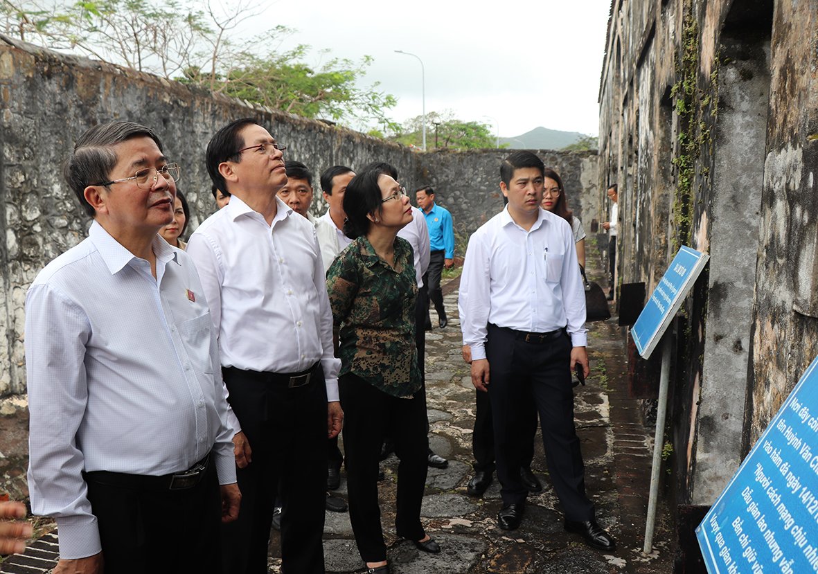 Đoàn đại biểu Trung ương và lãnh đạo tỉnh tham quan di tích nhà tù Phú Giáo (huyện Côn Đảo).
