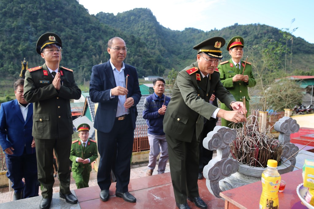 đc Thiếu tướng dâng hương tại Đài tượng niệm Liệt sỹ xã Mường Lống