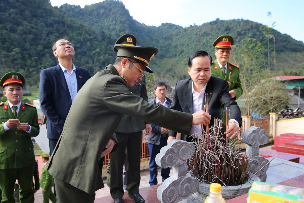 Đc Tuấn dâng hương.