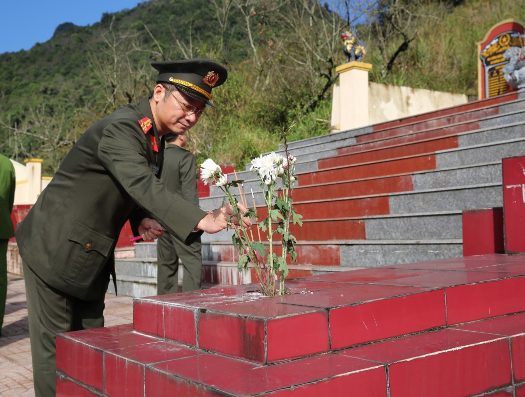 Tuấn thắp hương