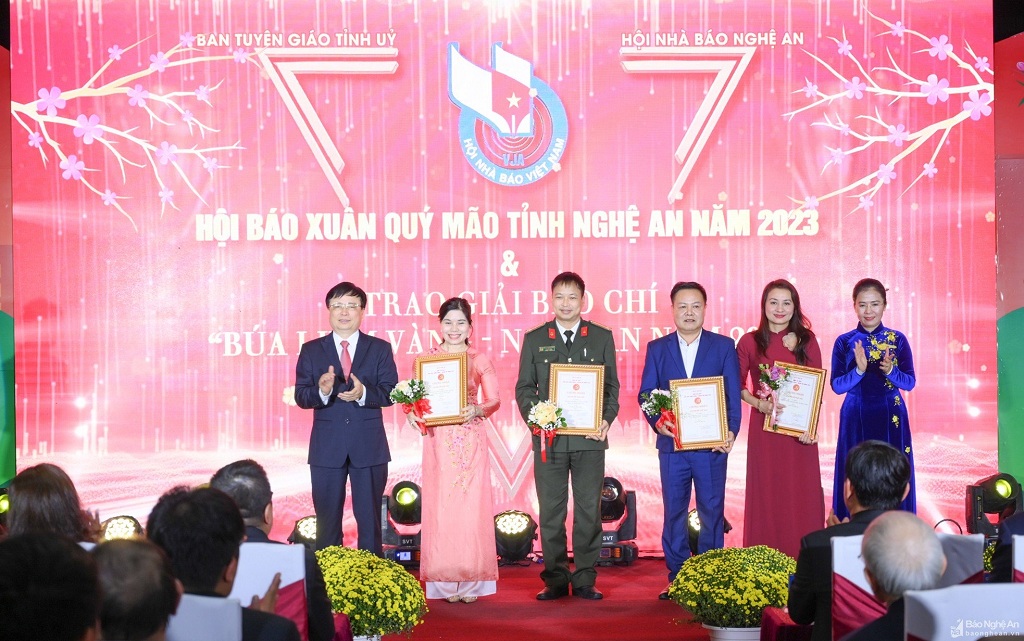 Công an Nghệ An đạt giải Chuyên đề giải báo chí Búa liềm vàng