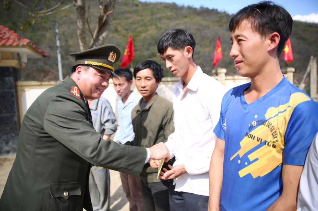 Lãnh đạo phòng Công tác đảng và công tác chính trị trao các suất quà tặng hộ nghèo