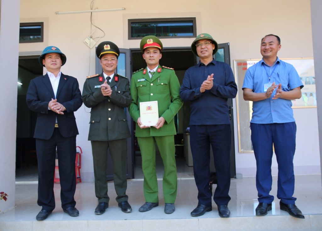 Thăm, tặng quà Công an xã Mường Típ