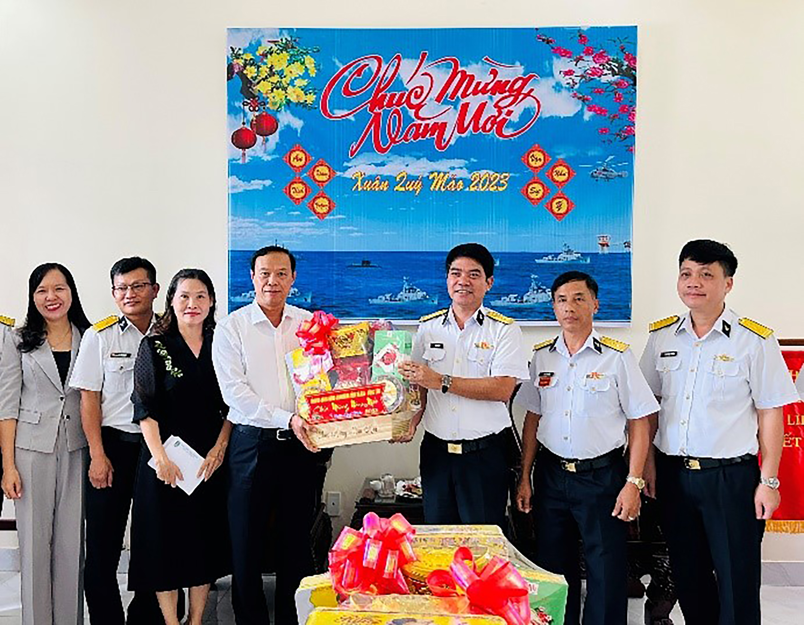 Ông Nguyễn Văn Thọ, Chủ tịch UBND tỉnh tặng quà các đơn vị hải quân. Ảnh: THANH NGA