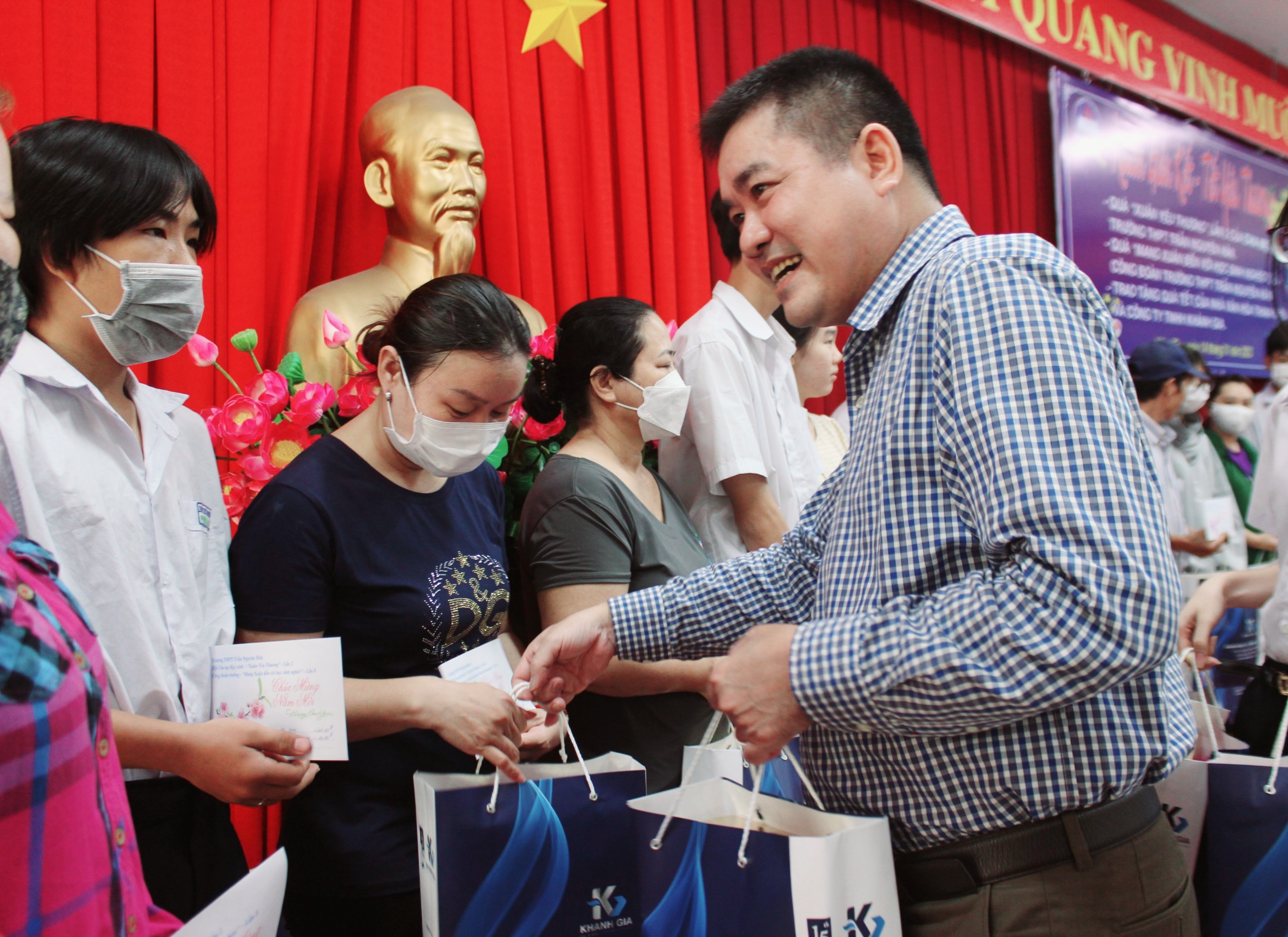 Ông Lương Văn Chí, Trưởng ban đại diện cha mẹ HS trao quà Tết cho gia đình các em HS có hoàn cảnh khó khăn và rất khó khăn.