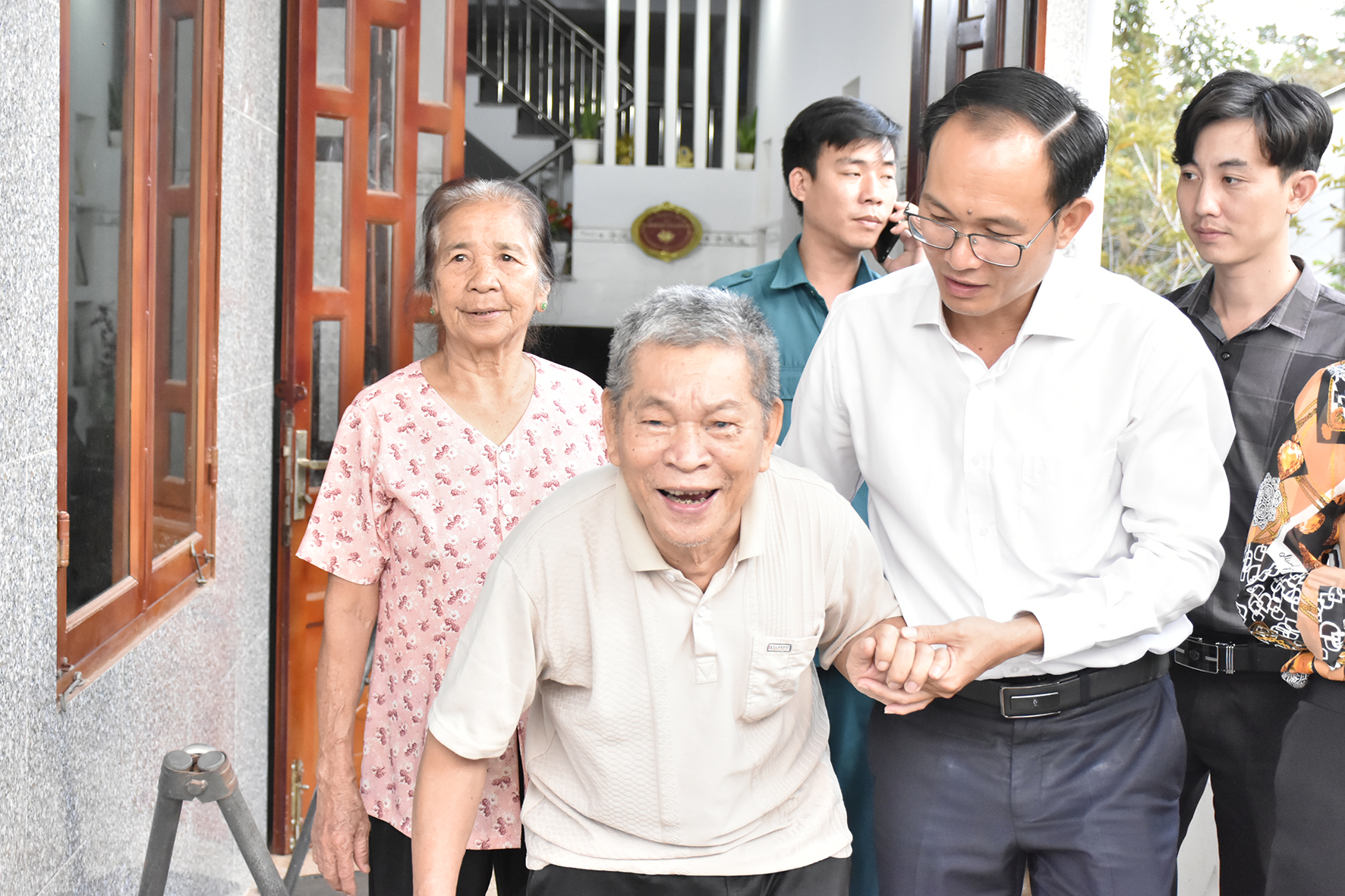 Ông Phan Minh Hợp, Thị ủy viên, Bí thư Đảng ủy phường Hắc Dịch thăm và chúc Tết ông Nguyễn Quang Trung (ở khu phố 2), 45 tuổi Đảng)
