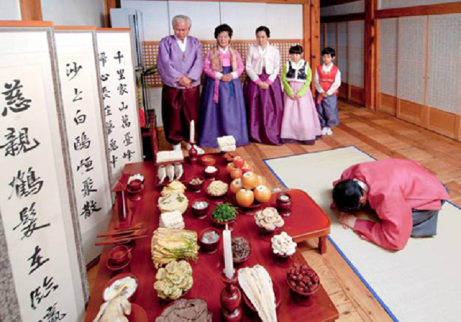 Người Hàn Quốc mặc trang phục truyền thống Hanbok đẹp nhất để hành lễ thờ cúng tổ tiên.