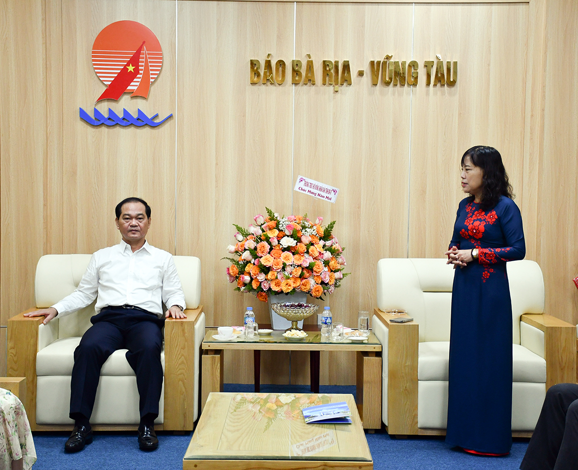Bà Đỗ Nguyễn Hoàng Dung, Quyền Tổng Biên tập Báo Bà Rịa-Vũng Tàu phát biểu cảm ơn Đoàn công tác của HĐND tỉnh.