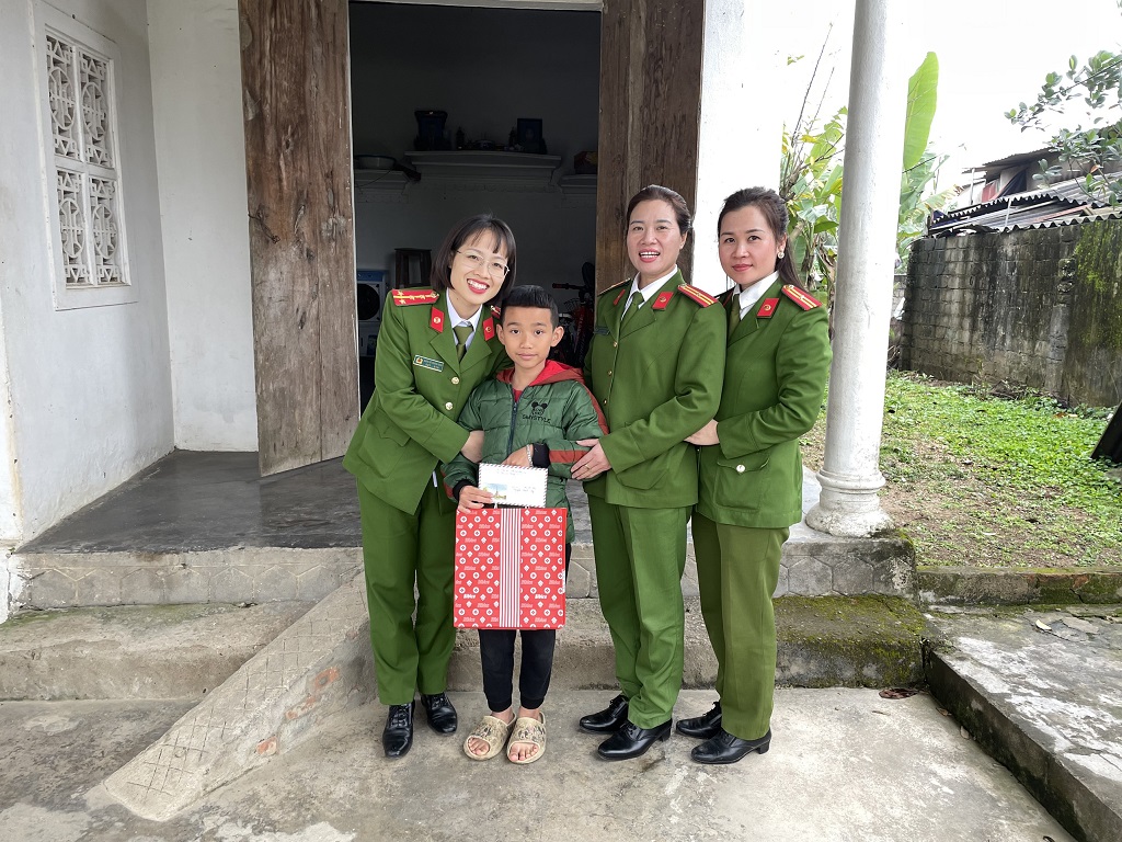 Hội Phụ nữ Cơ quan Cảnh sát điều tra và Hội Phụ nữ Phòng Cảnh sát Thi hành án hình sự và hỗ trợ tư pháp thăm hỏi, tặng quà “con đỡ đầu” là cháu Nguyễn Thành Công