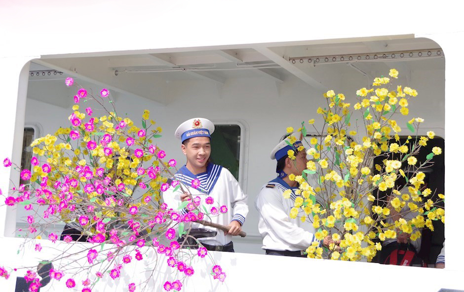 Chiến sĩ Tàu Trường Sa 19 - Vùng 2 Hải quân chuyển hoa mai, hoa đào từ đất liền ra tặng các nhà giàn DK1.