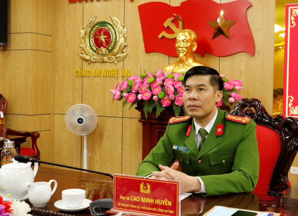 Đồng chí Đại tá Cao Minh Huyền, Phó Giám đốc Công an tỉnh chủ trì tại điểm cầu Công an tỉnh Nghệ An