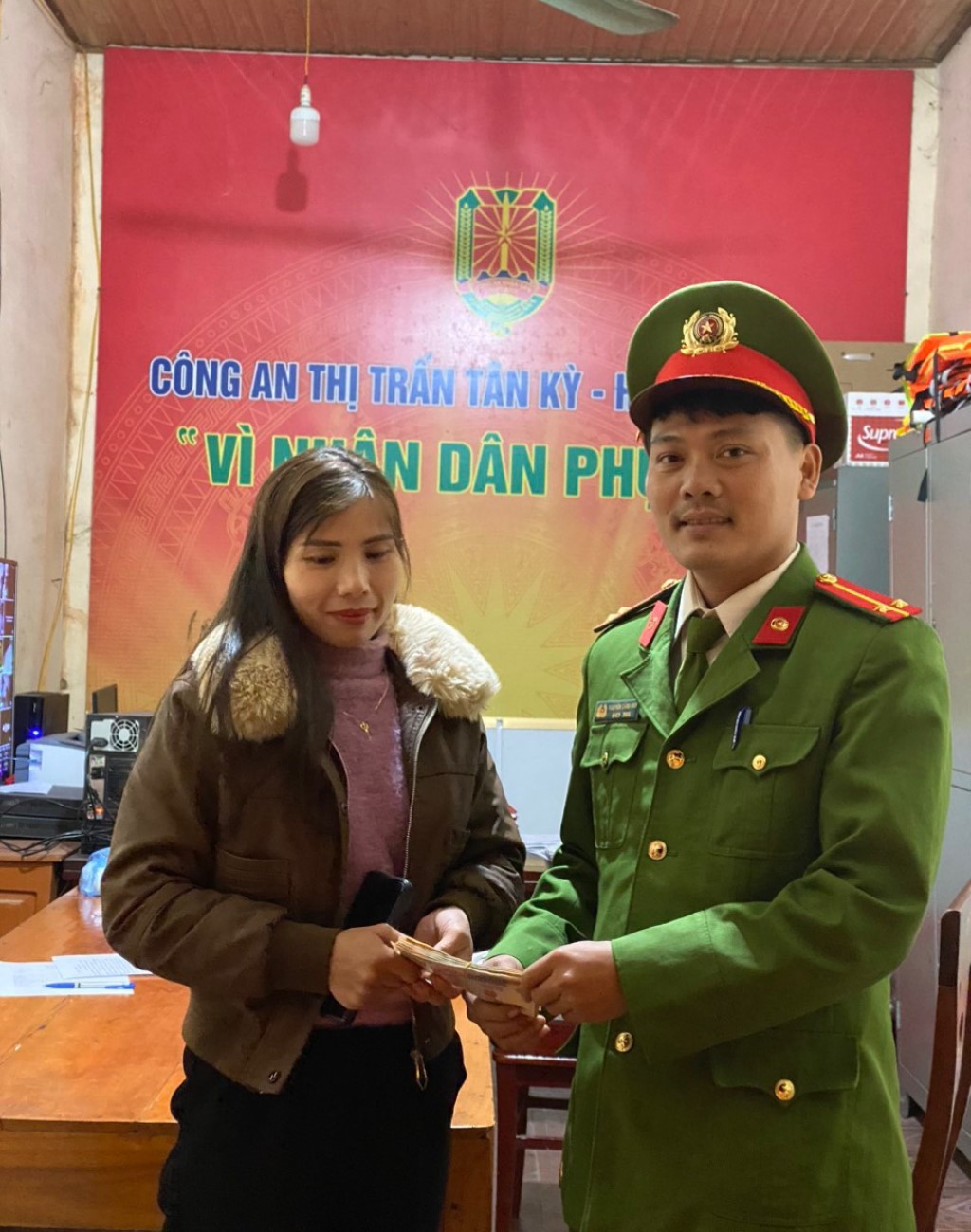Công an thị trấn Tân Kỳ tìm kiếm và trao trả số tiền 16 triệu đồng cho người dân