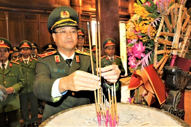  Đồng chí Thiếu tướng Phạm Thế Tùng, Ủy viên Ban Thường vụ Tỉnh ủy, Giám đốc Công an tỉnh dâng hương lên anh linh Chủ tịch Hồ Chí Minh