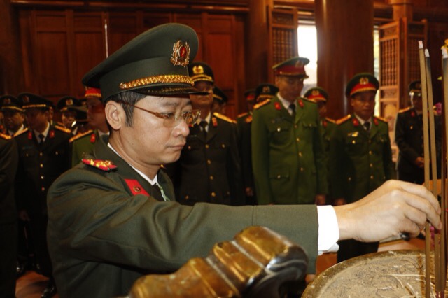 Các đồng chí Uỷ viên trong Ban Thường vụ Đảng uỷ, Lãnh đạo Công an tỉnh dâng hương tưởng nhớ công ơn trời biển của Chủ tịch Hồ Chí Minh
