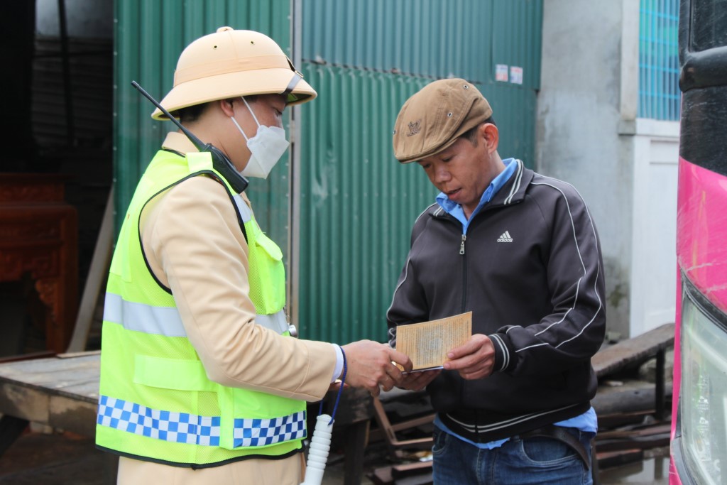 Cán bộ Phòng CSGT Công an tỉnh Nghệ An thực hiện tuần tra kiểm soát trên tuyến Quốc lộ 1A đoạn qua huyện Diễn Châu