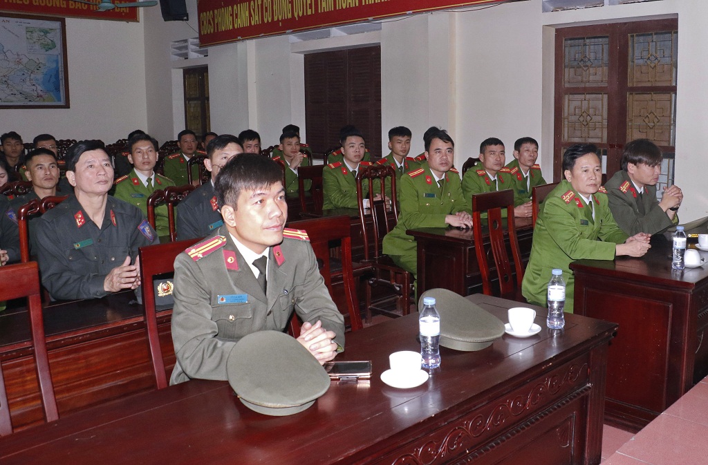 Đồng chí Thượng tá Trần Ngọc Tuấn - Phó Giám đốc Công an tỉnh kiểm tra, thăm hỏi và chúc tết tại Phòng Cảnh sát cơ động Công an Nghệ An.