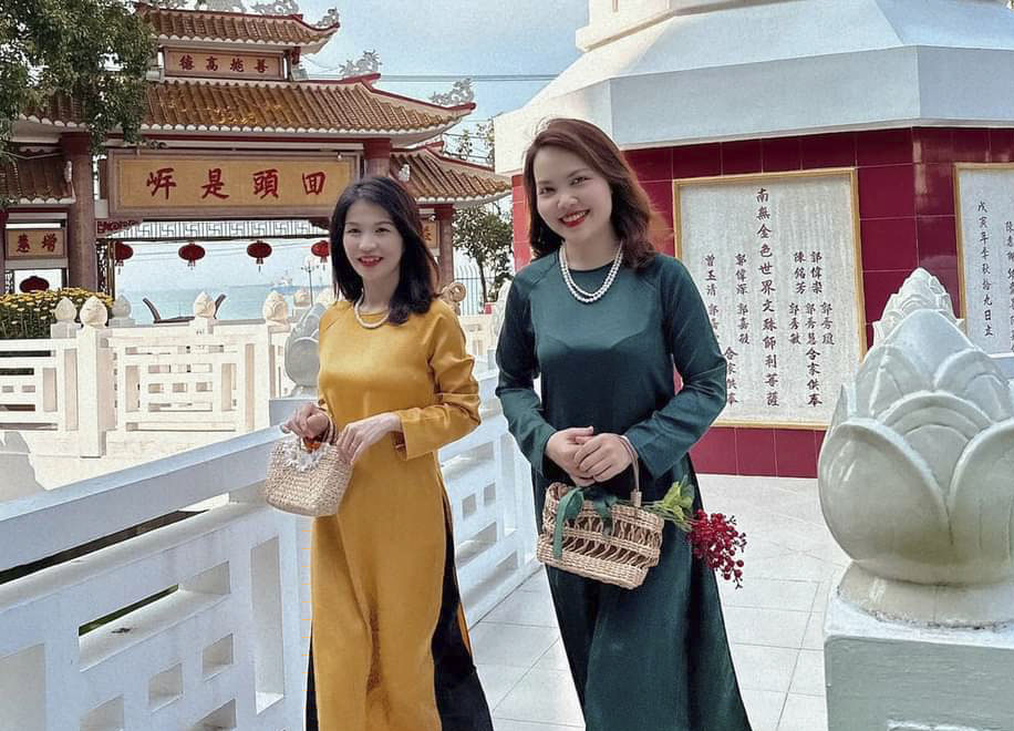 Chị Nguyễn Thị Tuyết (bìa trái) đầu năm đi chùa tại TP.Vũng Tàu cùng người thân.