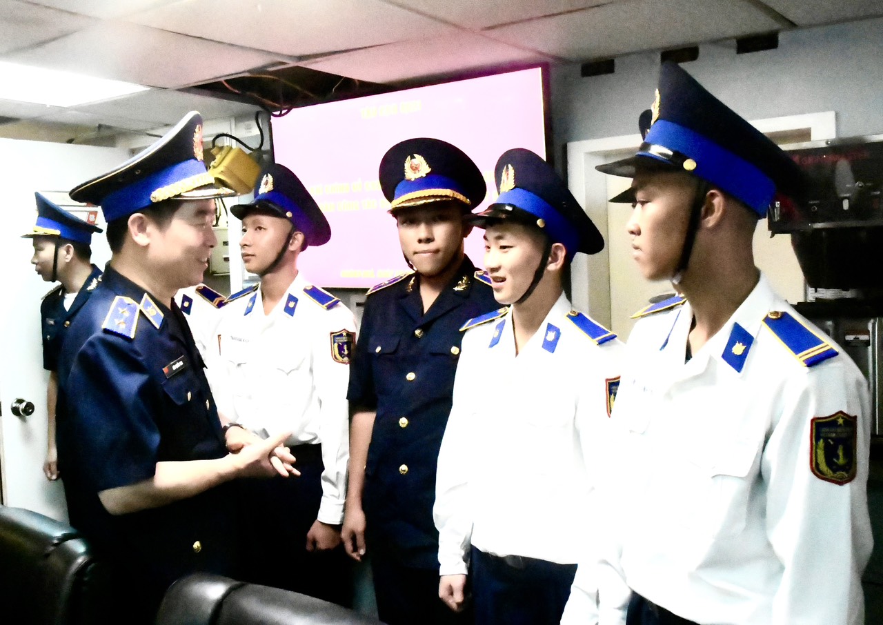 Trung tướng Bùi Quốc Oai, Chính ủy Cảnh sát biển Việt Nam động viên tinh thần cán bộ, chiến sĩ Hải đoàn 32.