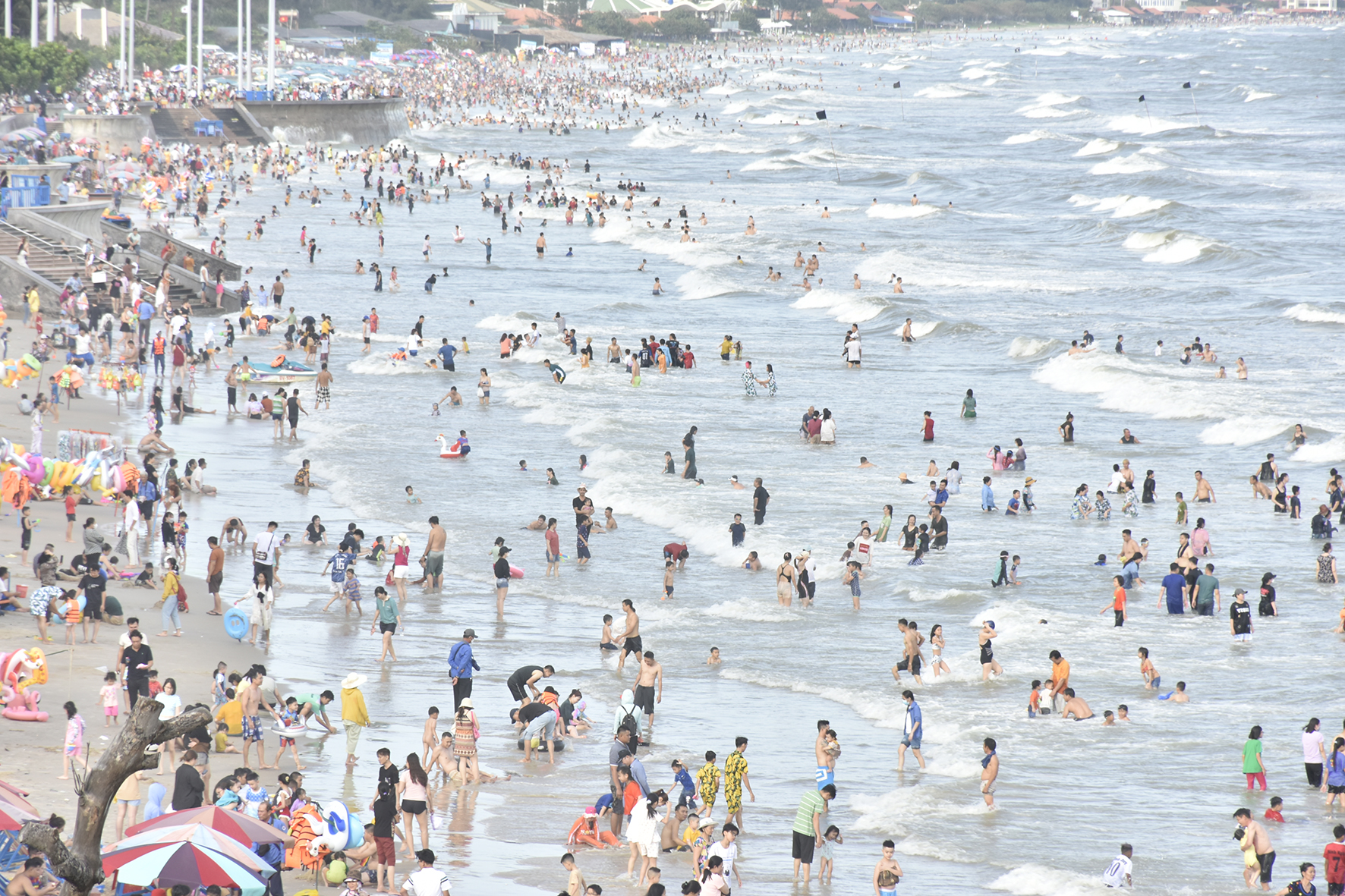 Bãi Sau đông người tắm biển trong các buổi chiều suốt kỳ nghỉ Tết Nguyên đán Quý Mão