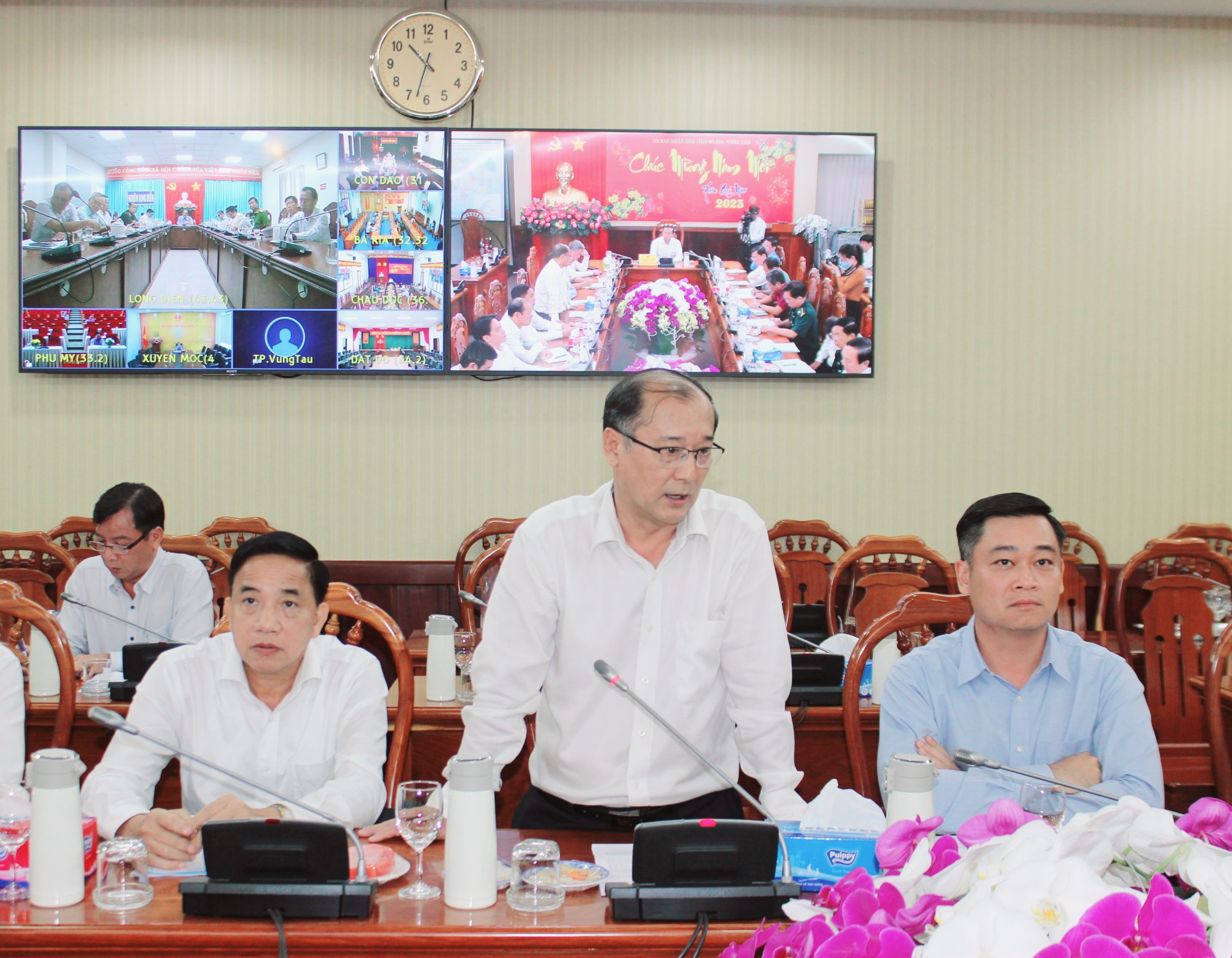 Ông Phạm Minh An, Giám đốc Sở Y tế báo cáo tình hình phòng chống dịch bệnh, khám chữa bệnh, bảo đảm an toàn vệ sinh thực phẩn dịp Tết Nguyên đán.