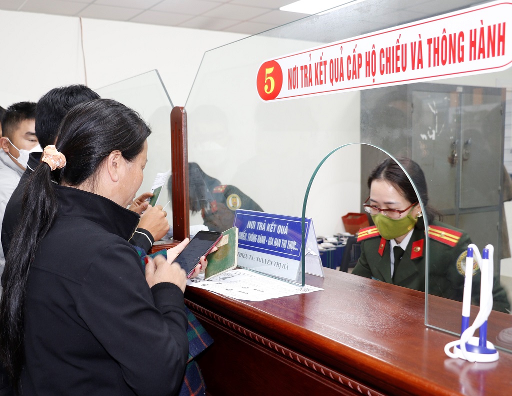 So với những năm trước, ngày đầu tiên năm mới Quý Mão 2023 người dân đến bộ phận một cửa làm hộ chiếu trực tiếp giảm hẳn, do người dân làm hộ chiếu online tăng cao