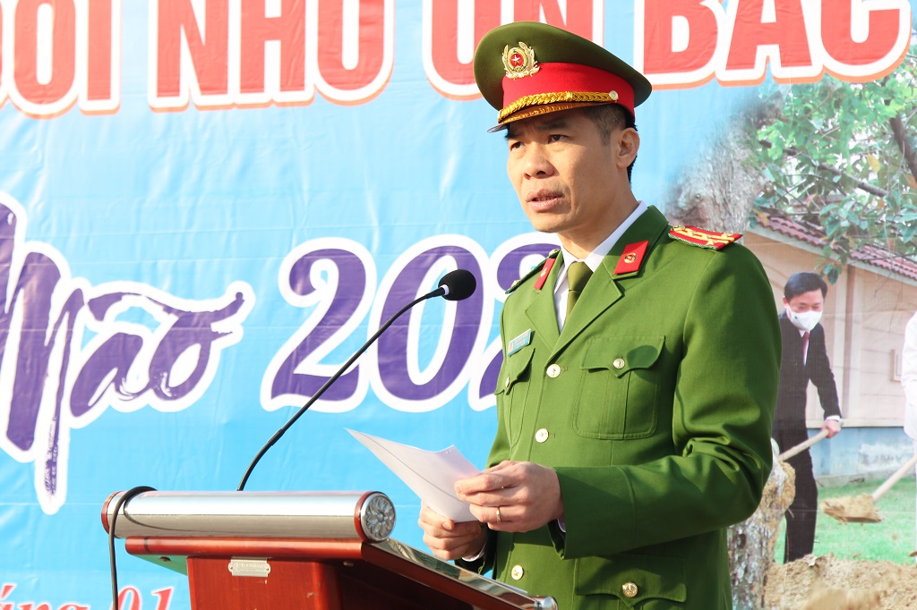 Đồng chí Đại tá Cao Minh Huyền, Phó Giám đốc Công an tỉnh phát biểu tại buổi lễ