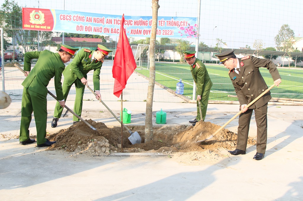 Các đồng chí Lãnh đạo Công an tỉnh tham gia trồng cây tại khuôn viên trụ sở Cơ quan CSĐT Công an tỉnh 