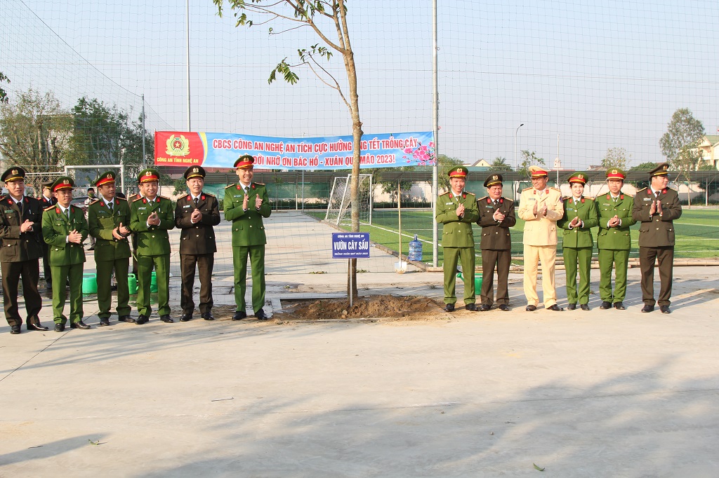 Các đại biểu tham dự Lễ phát động Tết trồng cây chụp ảnh lưu niệm