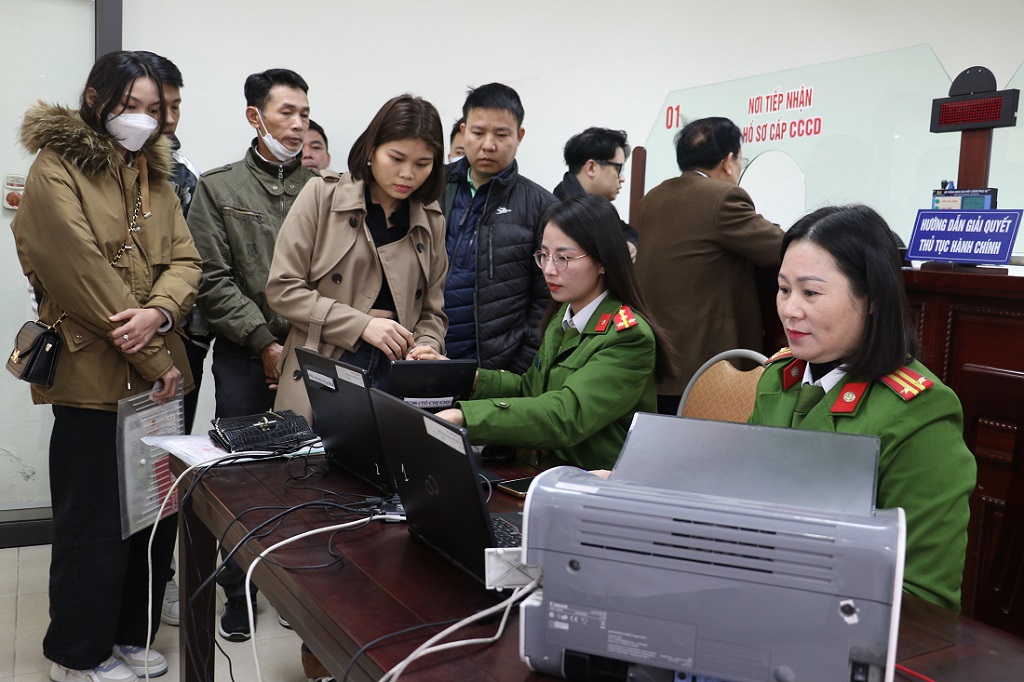 Rất đông người dân đến làm thủ tục cấp căn cước công dân ngay đầu năm mới