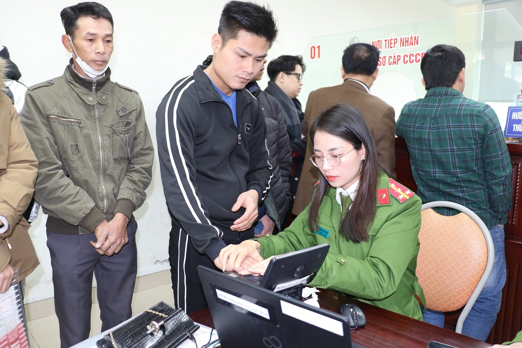 Nhiều người dân đến làm thủ tục được nhanh chóng, thuận lợi