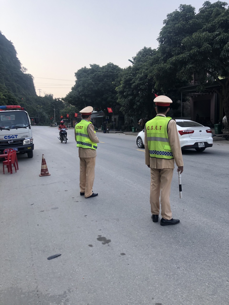 Lực lượng Cảnh sát giao thông Công an huyện Con Cuông tăng cường công tác tuần tra, kiểm soát đảm bảo đảm trật tự, an toàn giao thông trên các tuyến, địa bàn