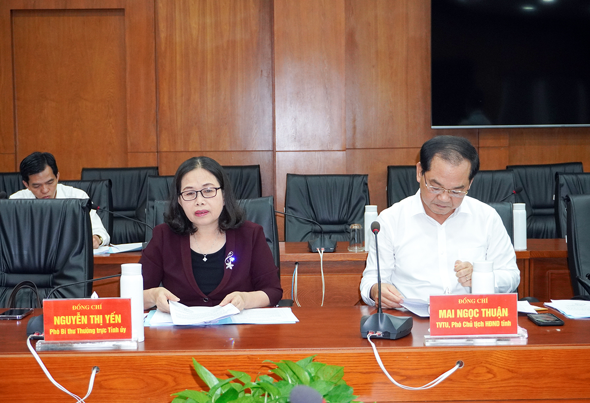 Bà Nguyễn Thị Yến, Phó Bí thư Thường trực Tỉnh ủy, Trưởng Đoàn ĐBQH tỉnh tham dự cuộc họp.