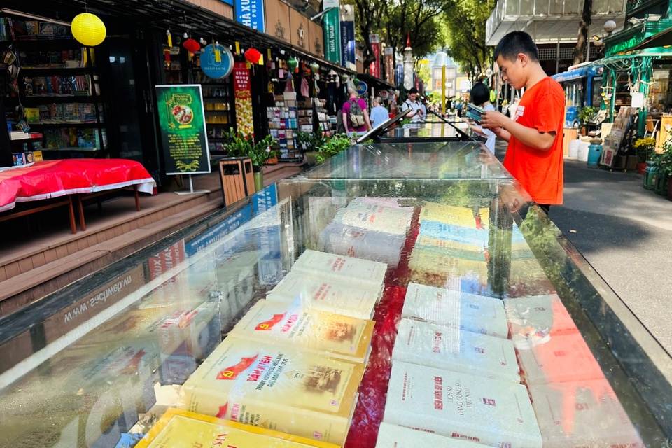 Gần 100 cuốn sách được trưng bày tại Đường sách Nguyễn Văn Bình, quận 1, TP.HCM. Ảnh: Đường sách TP.HCM.